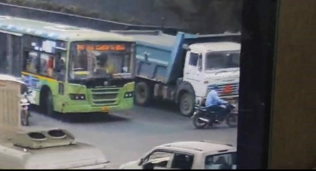 Pune: Biker Loses Both Legs In Accident At Golf Course Chowk In Yerwada