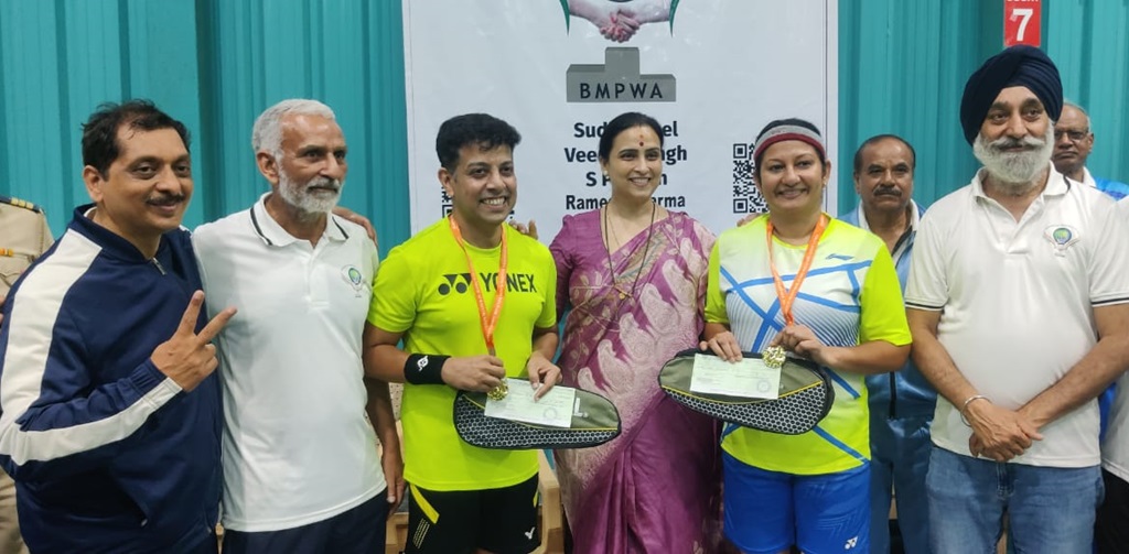 players with Chitra wagh