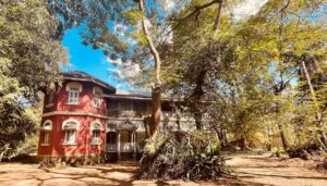 red house bungalow in pune camp