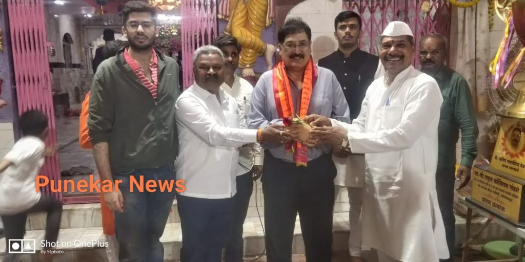 Pune: Social worker Ikram Khan felicitated at Hanuman Temple on the occasion of Ram Navami