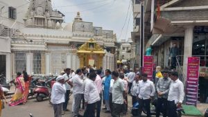 Pune Robbery at Shirur Jain Temple Priest Attacked Thieves Escape with Gold and Cash