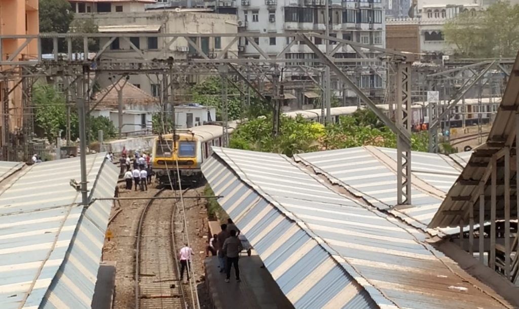 Train Derailment in Mumbai Punekar News