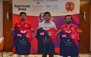Punit Balan (center) alongside Kolhapur Tuskers Captain Kedar Jadhav (R) and Vice Captain Shrikant Munde (L) as they unveil team jersey ahead of second MPL season