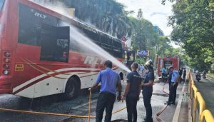 Fire Brigade Controls Bus Fire Near Nashik Phata