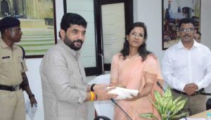 Muralidhar Mohol Explores Feasibility Of Vande Bharat Express