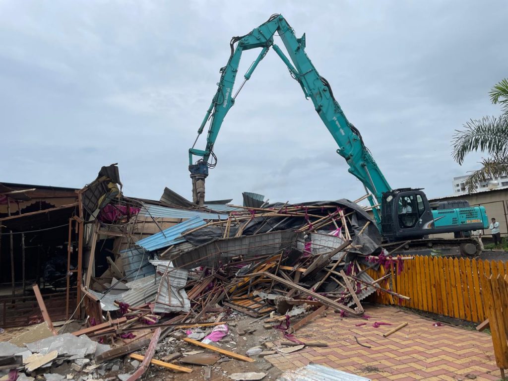 Pune PMC Bulldozers Demolish Unauthorized Constructions in Pashan; 90,000 Square Feet Cleared