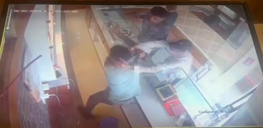 Gang Robs Hinjawadi Jewellery Shop