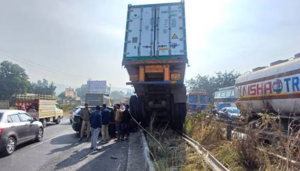 Four Members of Kolhapur Family Injured in Pune-Satara Highway Accident