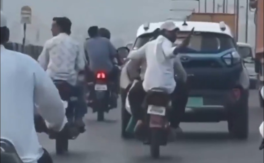 Man flashes pistol on highway in Pune