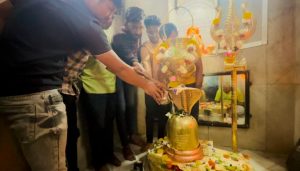 Youths Pray for Devendra Fadnavis as Chief Minister