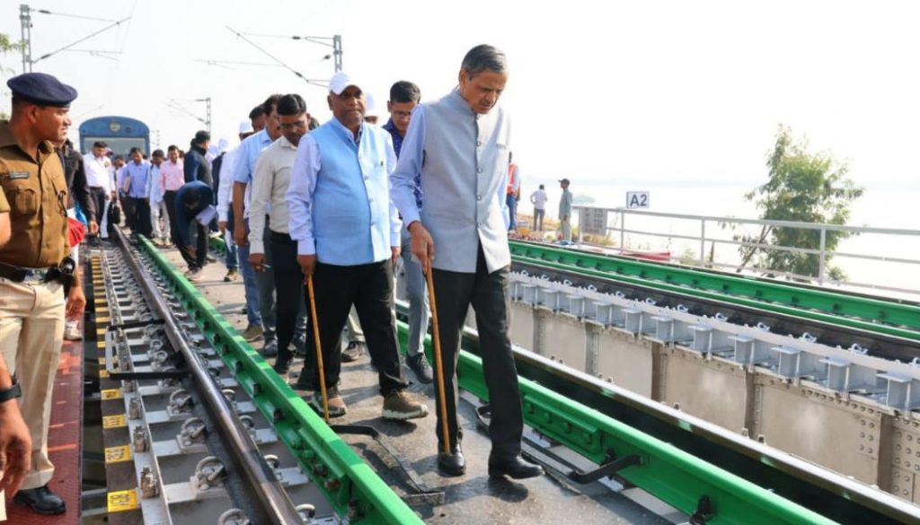 Central Railway GM Inspects Daund-Solapur