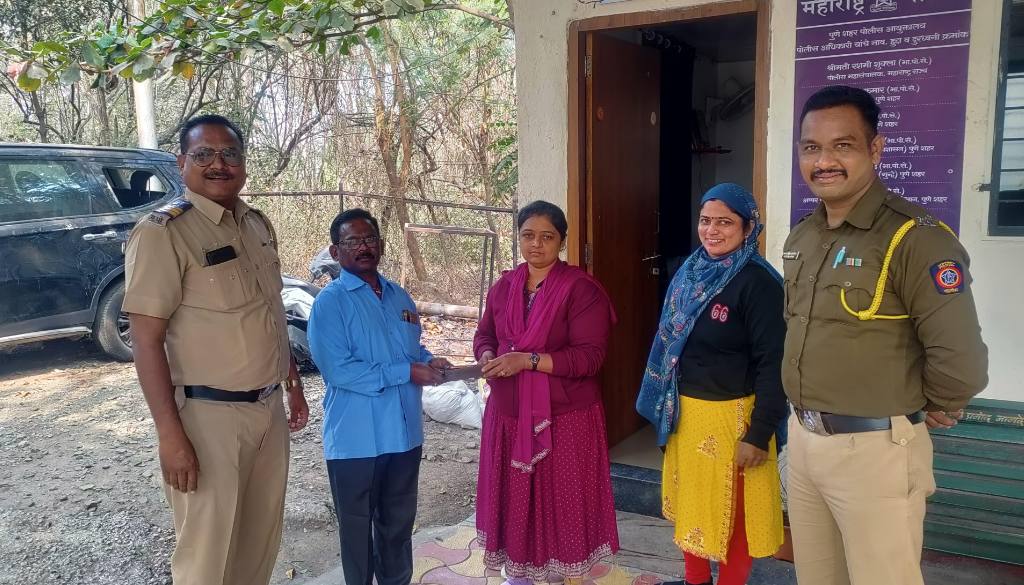 Pune Painter’s Act of Kindness Restores Lost Purse To Woman