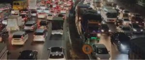 expressway mumbai pune traffic jam coldplay