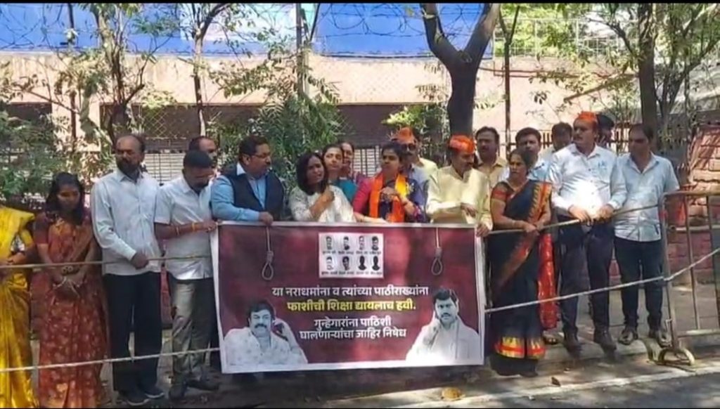 Protests Erupt Outside Dhananjay Munde’s Office In Pune
