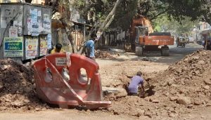 Unplanned Sewage Work Causes Traffic Chaos in Viman Nagar