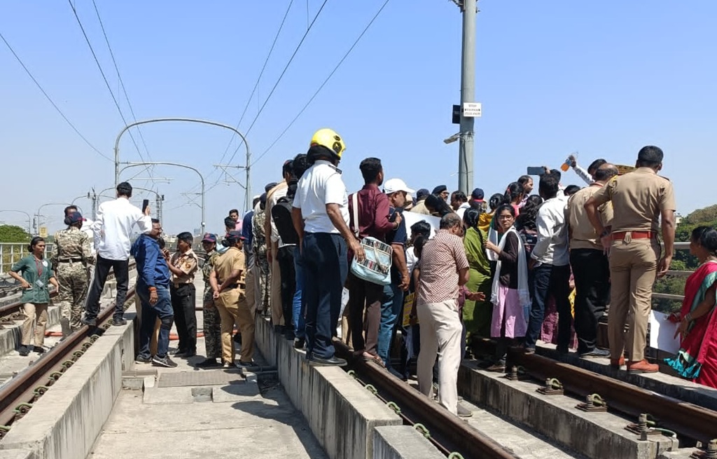 protestors on Pune Metro track