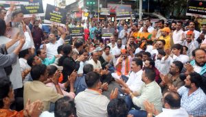 Massive Road Blockade Over Encroachment Allegations in Guruwar Peth