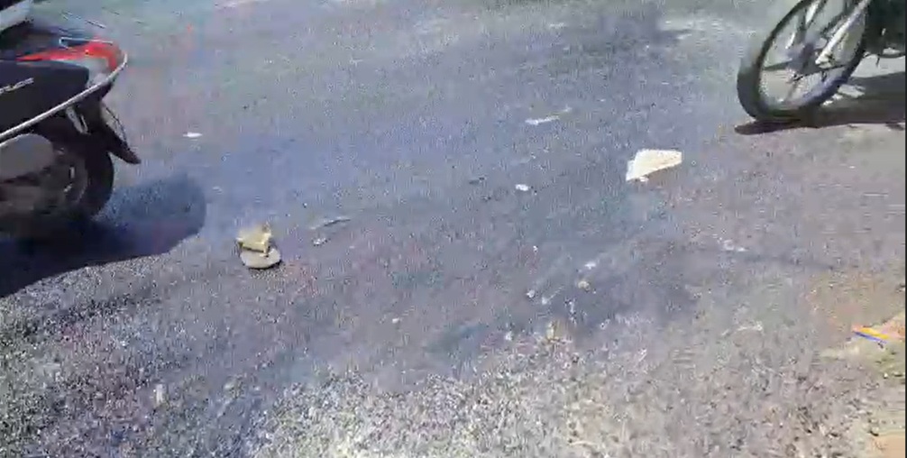 Pune road melts due to summer heat