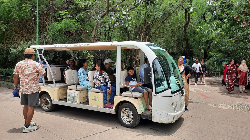 Tourist van at Katraj zoo Pune