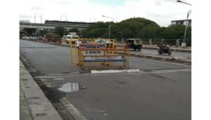 Traffic Disrupted After Pothole Appears on Yerwada Bridge