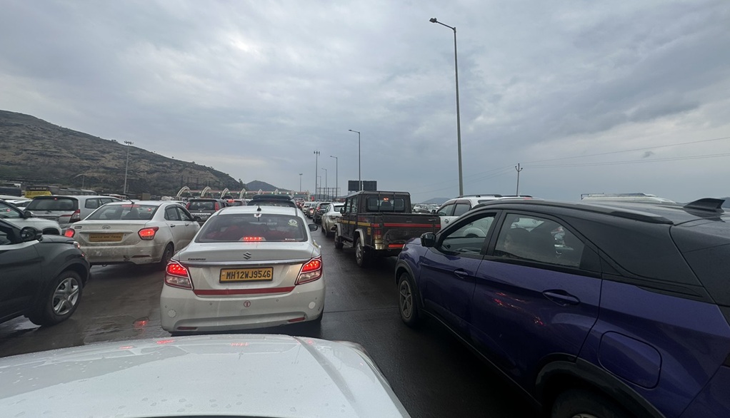 Vehicles lined up at Talegaon toll plaza
