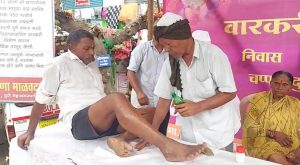 Oil massage by Muslim man on Hindu warkari in Pune