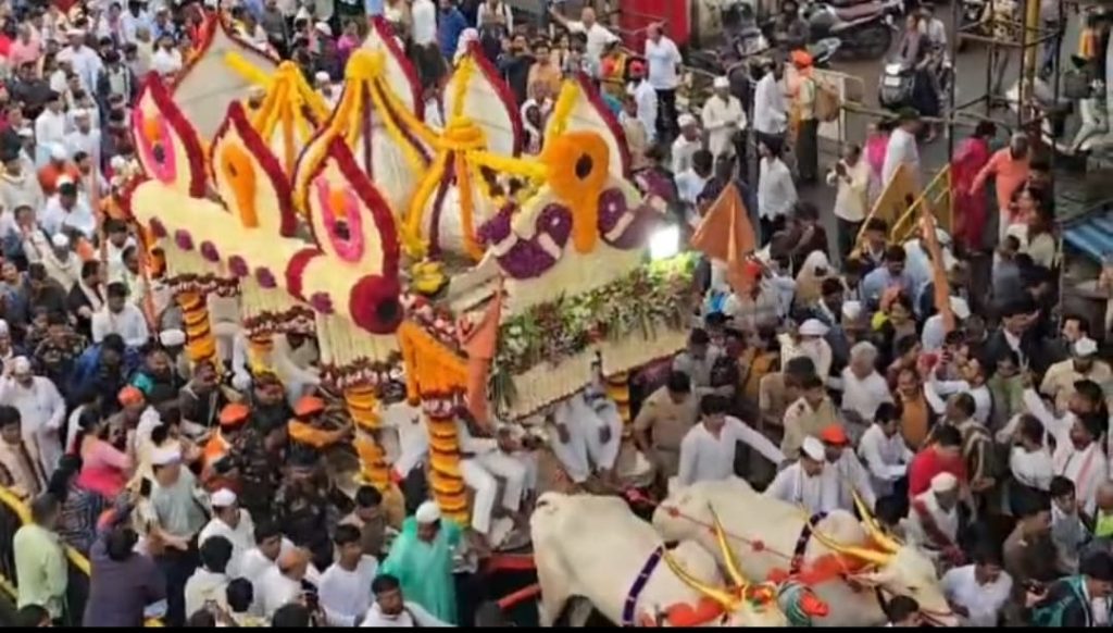 Sant Tukaram Palkhi Enters Pune City Amidst Rain