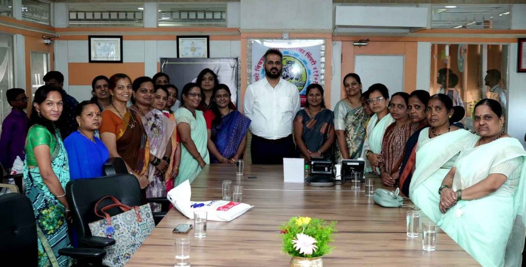 Thergaon and Bhosari stitching unit centre beneficiaries share experiences with Commissioner