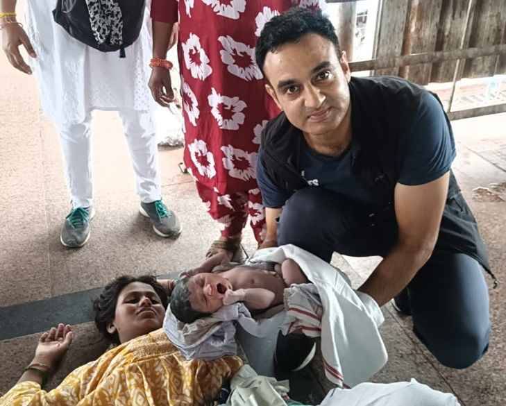 Army Officer Delivers Baby at Railway Station