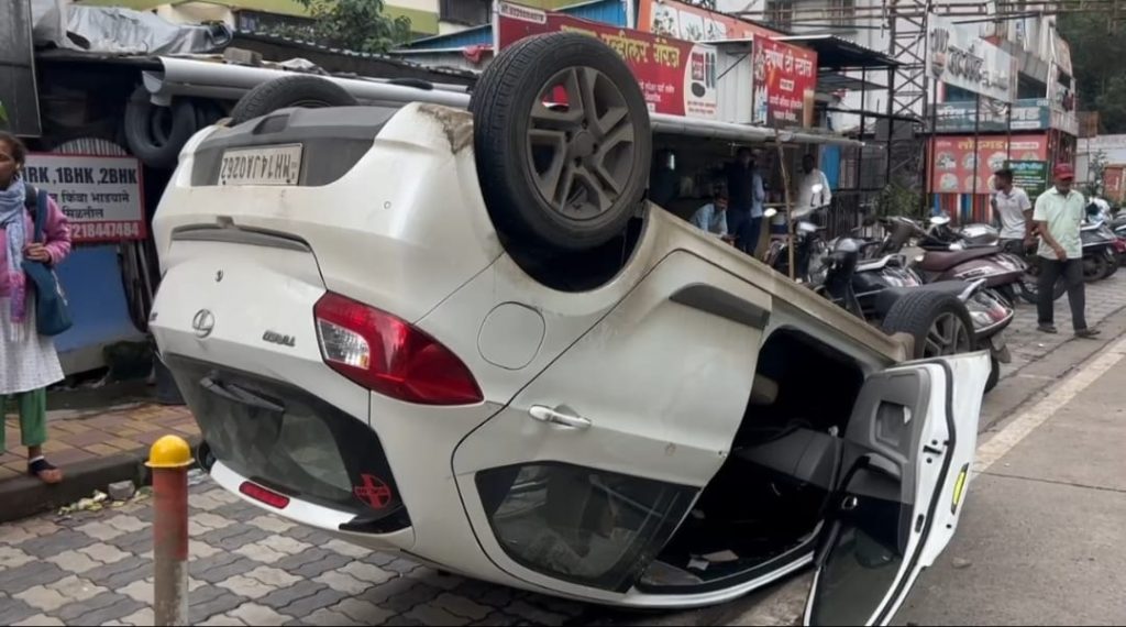 Doctor’s Car Overturns Near Ramkrushna Natyagruha in Pimpri-Chinchwad