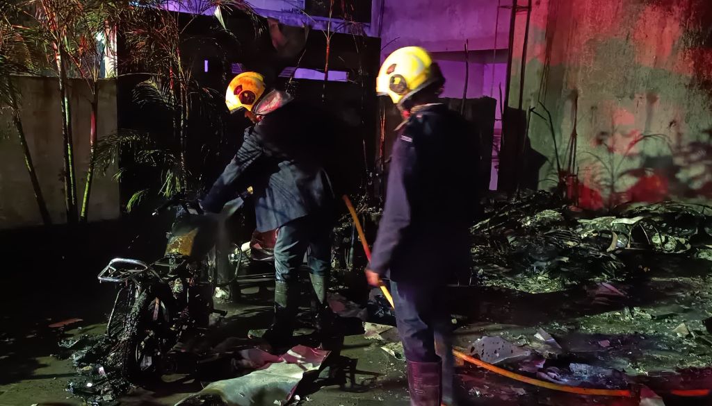 Fire Breaks Out on Pune’s Nagar Road