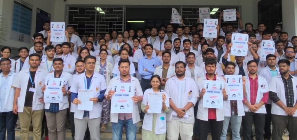 Intern Doctors Protest Over Stipend Delay at BJMC Pune