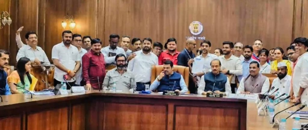 Maharashtra CM Devendra Fadnavis Meets IT Professionals