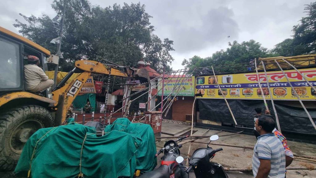 PMC Removes 54 Illegal Stalls from Sarasbaug Chowpatty