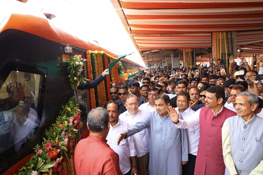 CM Fadnavis and gadkari vande bharat