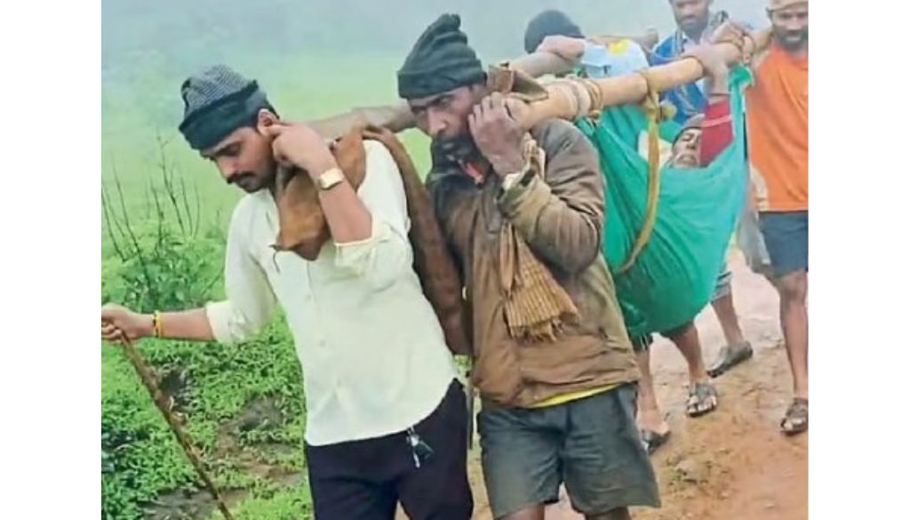Elderly Injured Man Carried 3 Kilometers in Cloth Stretcher Due to Lack of Road Access in Bhor Taluka