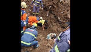 Three people buried under a pile of earth were saved