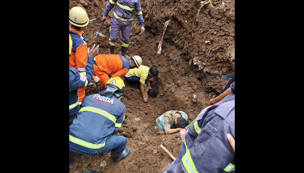 Three people buried under a pile of earth were saved
