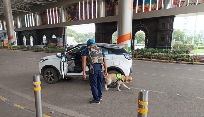 Vehicle checking at Pune airport dog squad