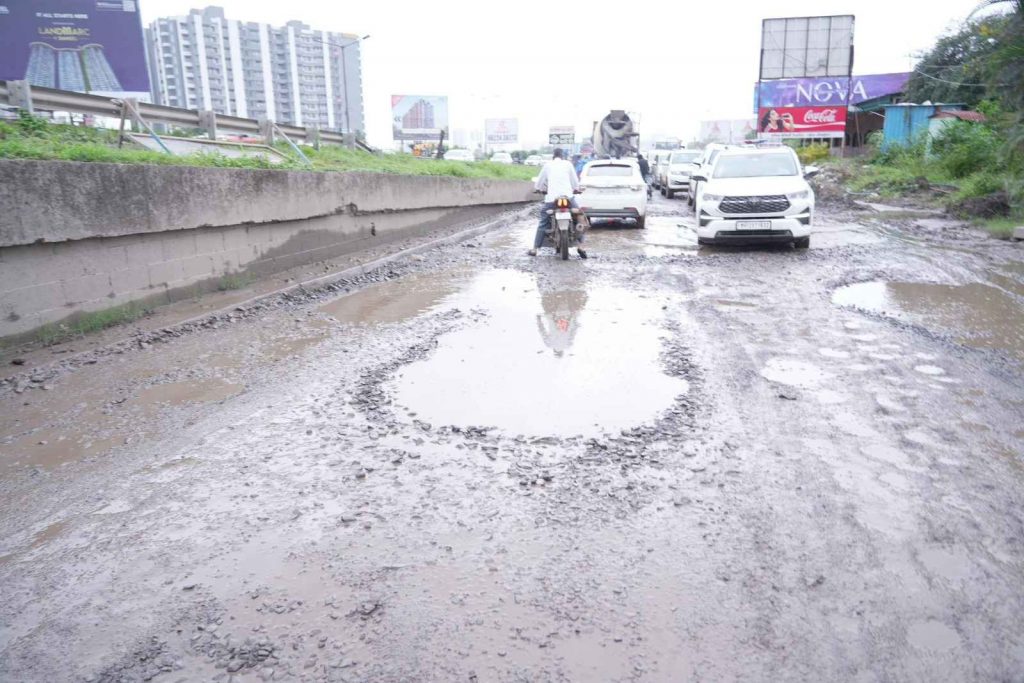 Mumbai–Bengaluru Highway Service Road Turns into Pothole Nightmare