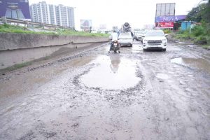 Mumbai–Bengaluru Highway Service Road Turns into Pothole Nightmare