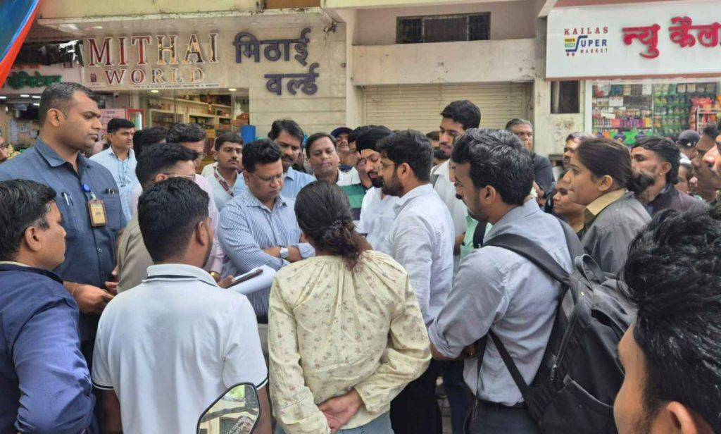 PMC Commissioner Naval Kishore Ram Inspects Garbage Collection Points
