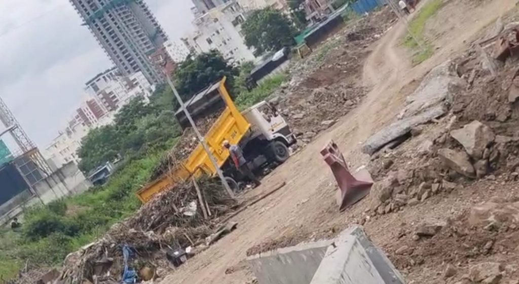 PMC Truck Dumping Debris in Balewadi