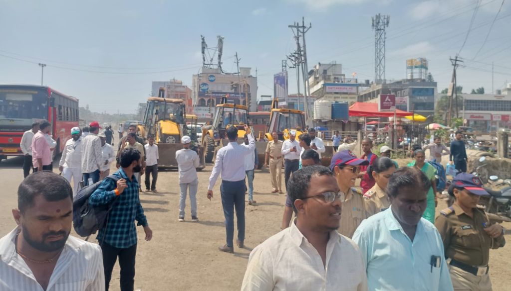 PMRDA Removes 40 Encroachments in Chakan MIDC