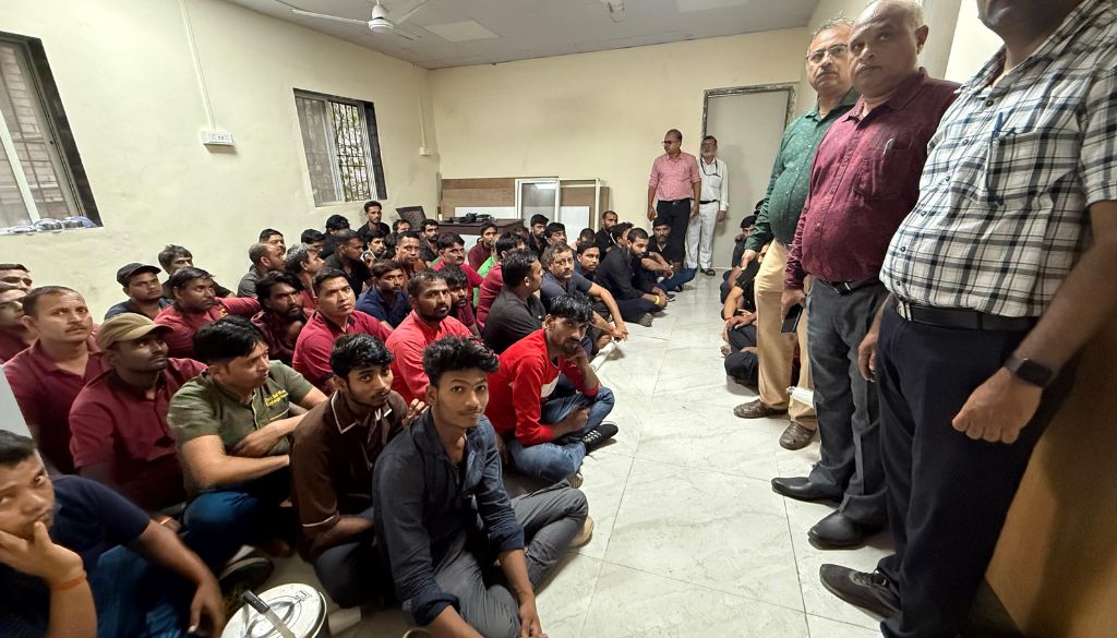 Pune Railway Division Conducts Surprise Anti-Hawker Drive at Pune Station