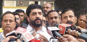 BJP MP Mohol Visits Jain Boarding for Peace Talks