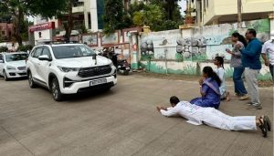 Citizens Stage Protest in Front of Pune Municipal Commissioner’s Car Over Local Issues