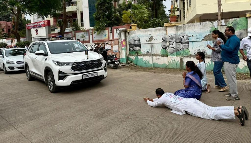 Citizens Stage Protest in Front of Pune Municipal Commissioner’s Car Over Local Issues