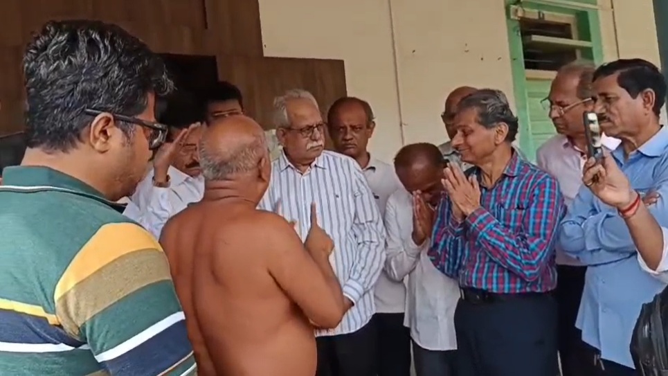 Jain Muni Acharya Gupti Nandiji Confronts HND Jain Boarding Trustee