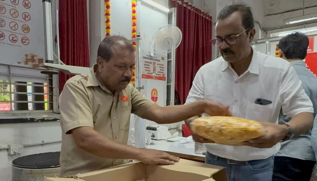 Over 10 Tons of Diwali Snacks Sent Abroad from Pune by India Post